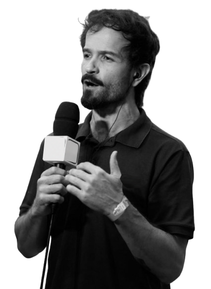 Gustavinho com microfone sem marcas