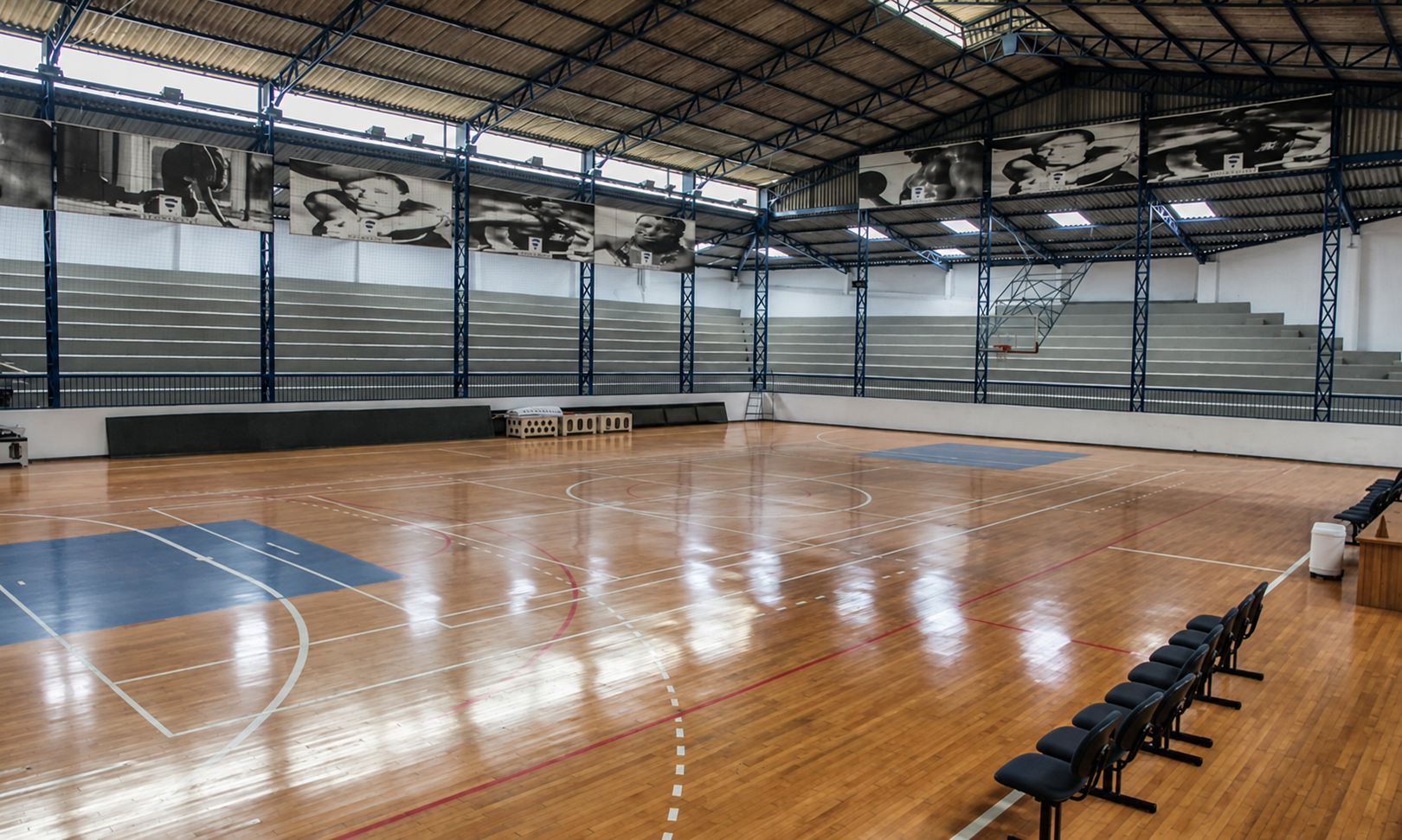Quadra de basquete do Sportville, com piso de madeira e arquibancadas